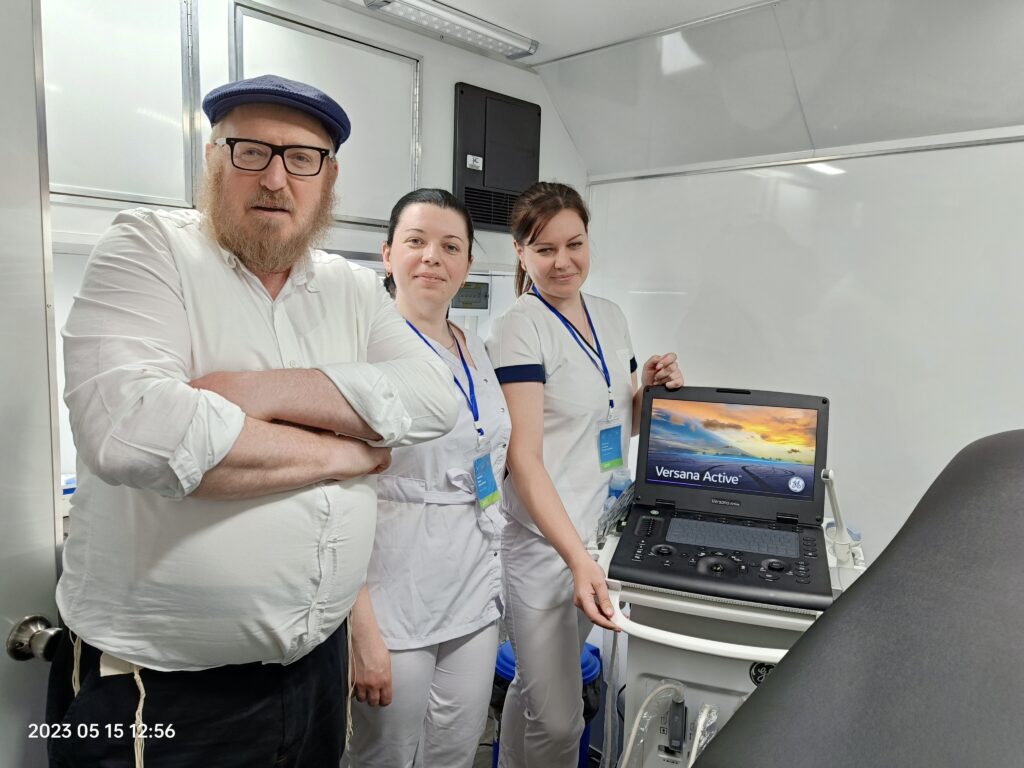 Медичний персонал усередині пересувної клініки з апаратом УЗД